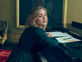 adele devant son piano entrain de composer