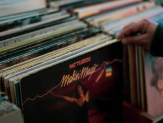 home choisissant un vinyle dans un bac