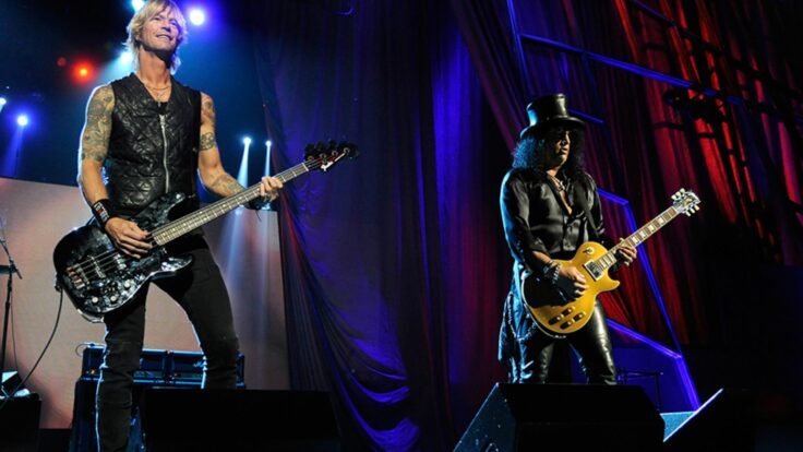 Le groupe de rock Guns N Roses jouant sur scène pour leur introduction au Rock and roll all of fame en 2012