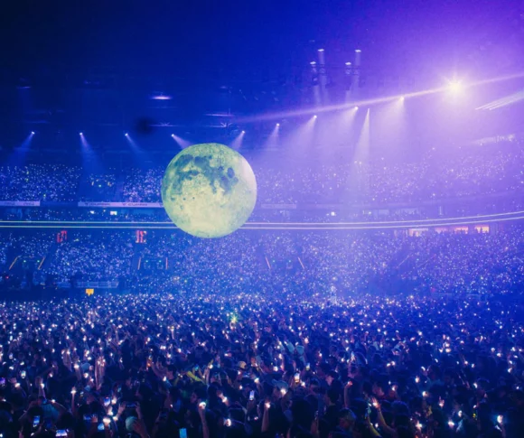 Concert de Bigflo et Oli à la Defense Arena. Le morceau joué est "Sur la Lune" avec la lune géante au dessus de la salle de concert