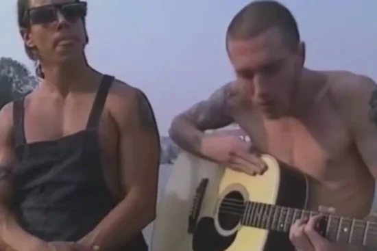 John Frusciente et Anthony Kiedis jouant en acoustique "Under the Bridge"