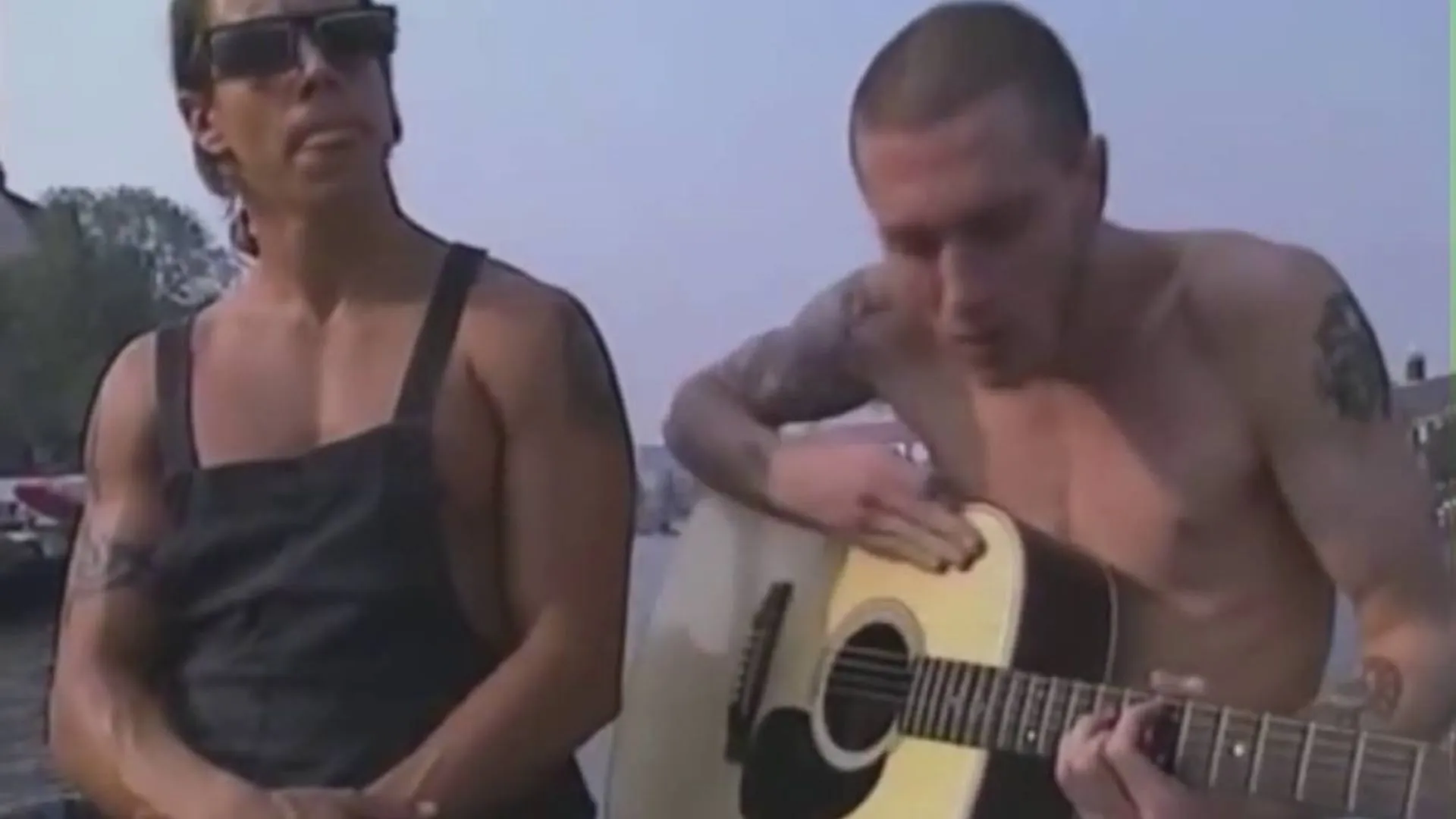 John Frusciente et Anthony Kiedis jouant en acoustique "Under the Bridge"