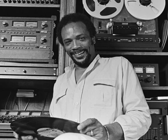 Portrait de Quincy Jones en studio