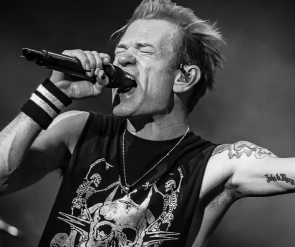 Portrait de Derick Whibley, chanteur du groupe de punk rock Sum41