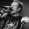 Portrait de Derick Whibley, chanteur du groupe de punk rock Sum41